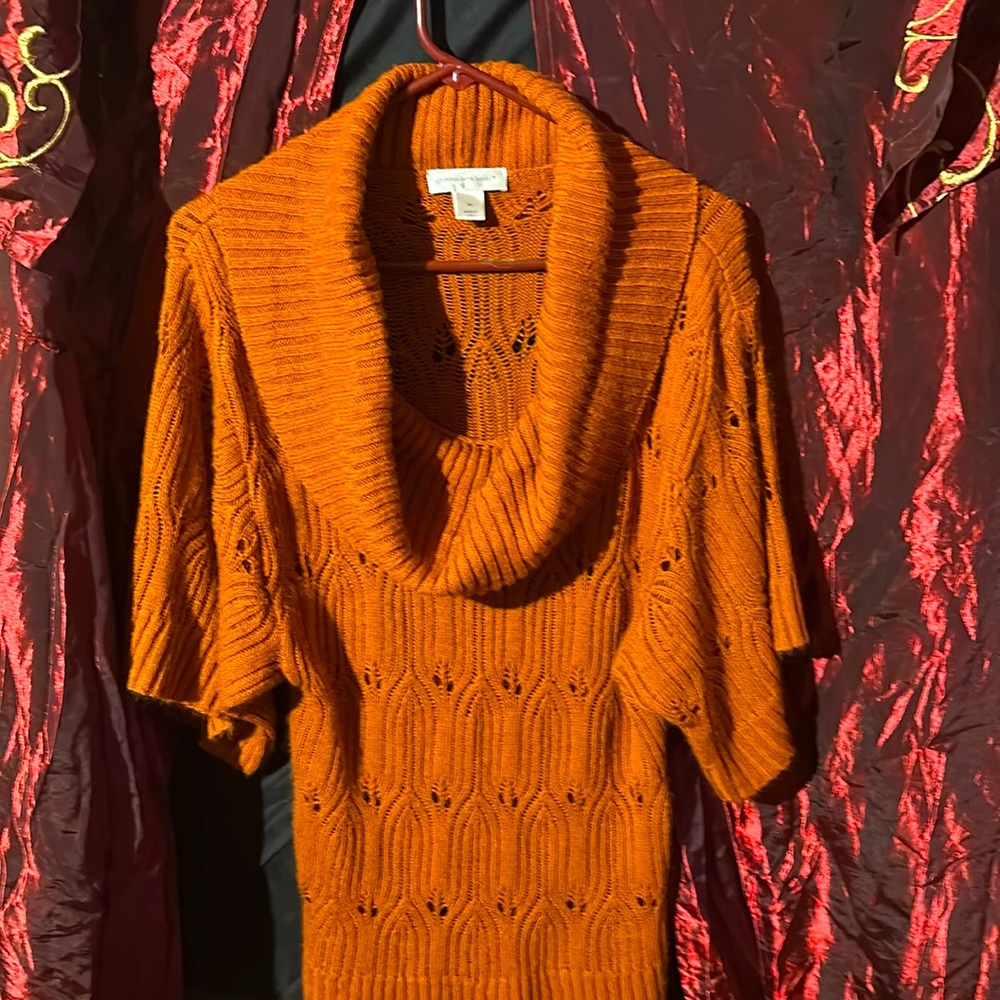 Very cute hippy style thin sweater! Women's size Medium!!